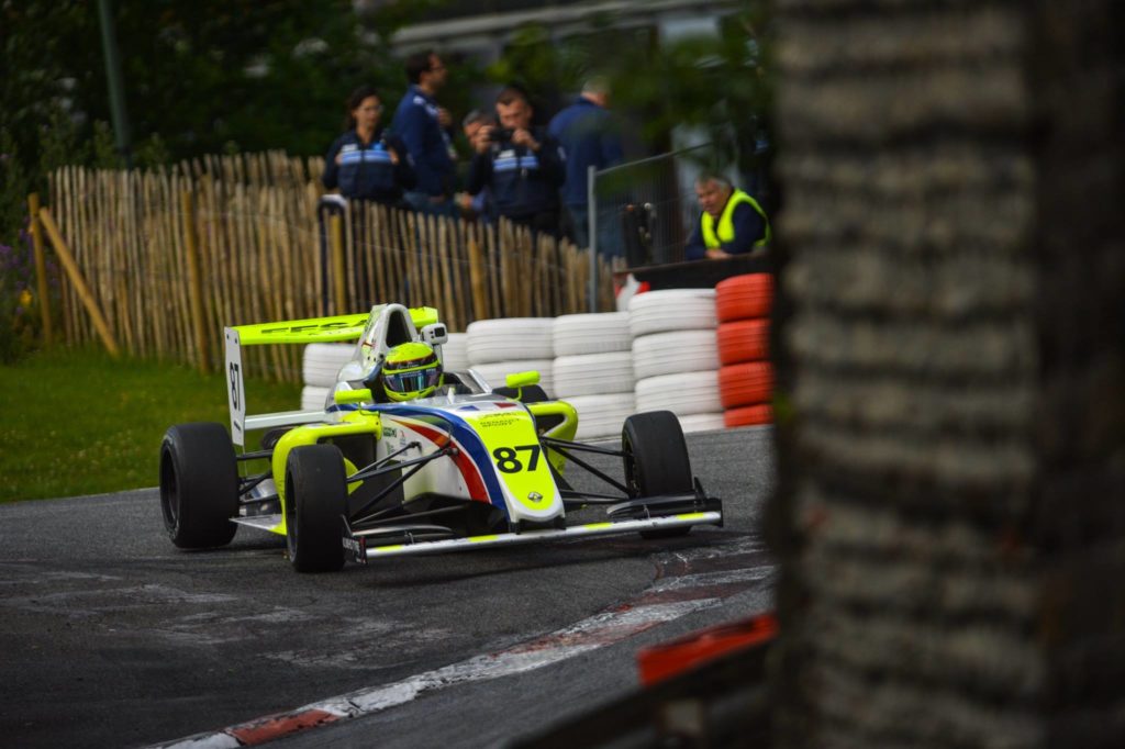 Arthur Rougier s'impose en Course 1 en F4 à Pau