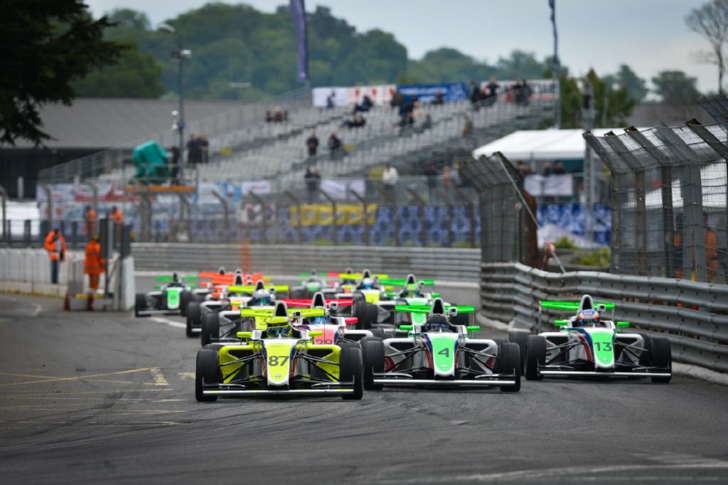Arthur Rougier l'emporte en course 3 en F4 à Pau