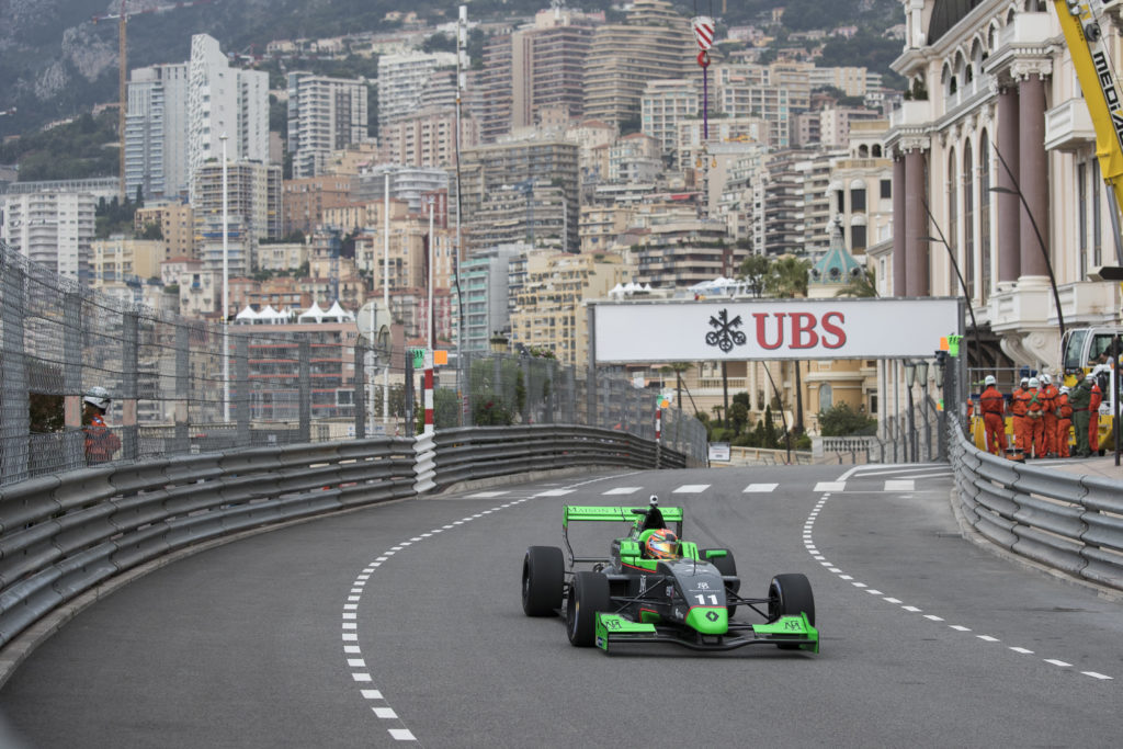 Sacha Fenestraz mène de bout en bout la course 2 d'Eurocup 2.0 à Monaco