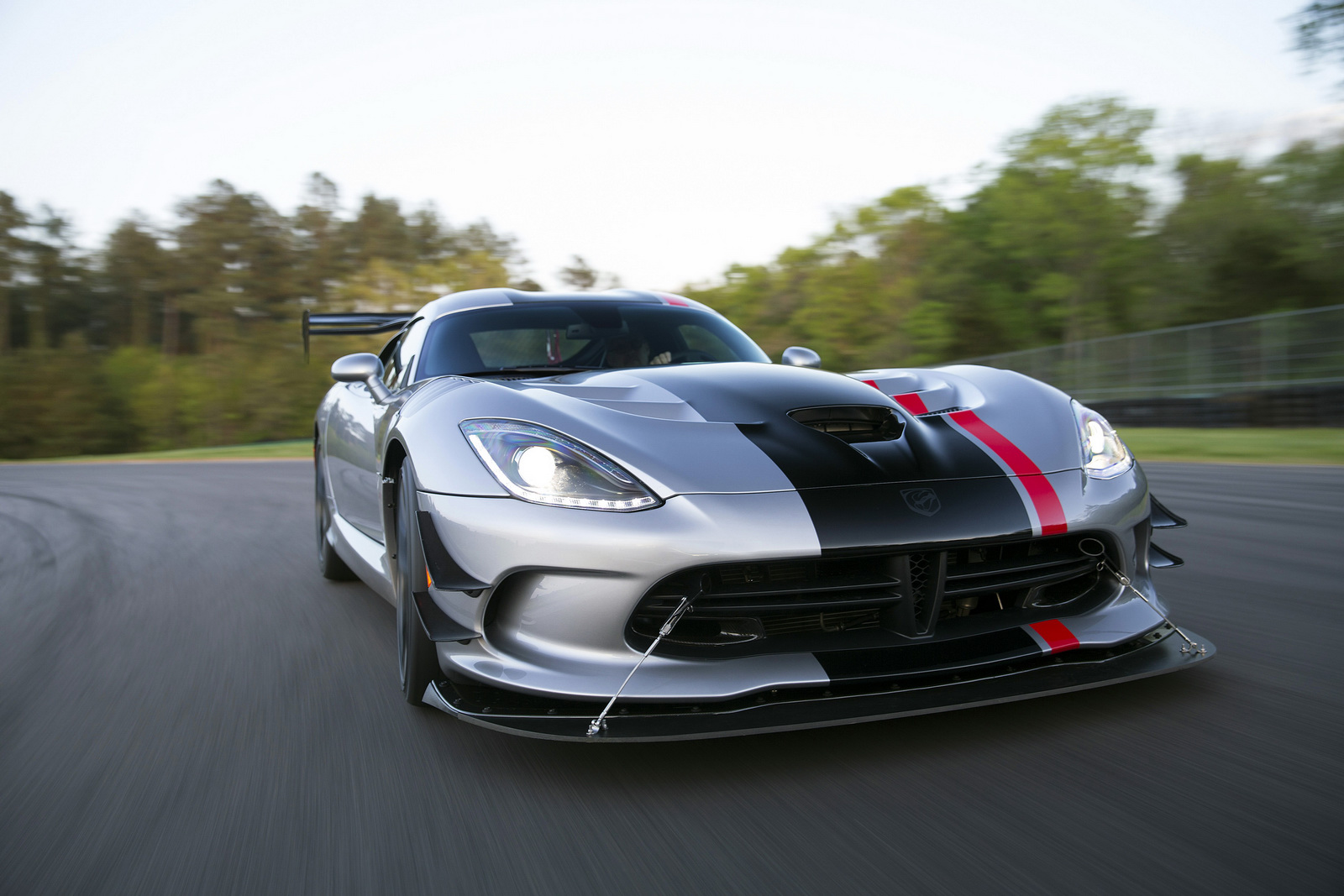 Vidéo : Embarquez à bord de la Dodge Viper ACR sur la Nordschleife