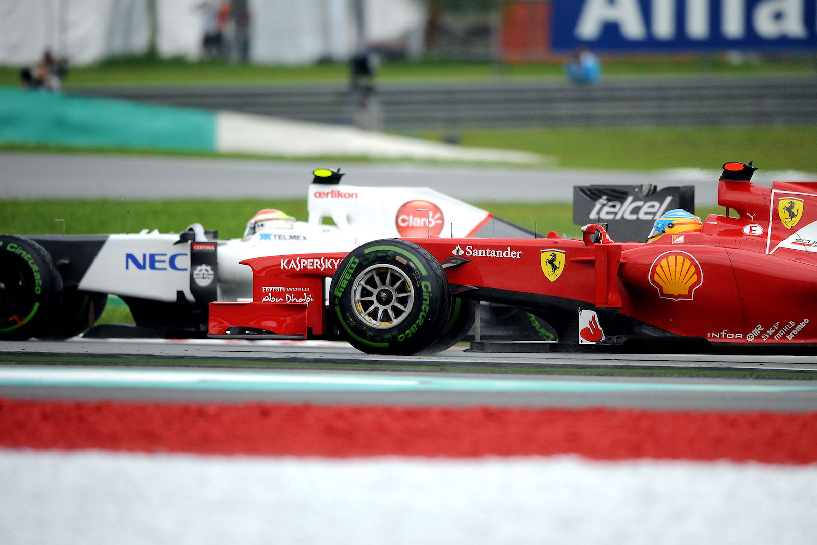 Sergio Perez et Fernando Alonso en bagarre sur le circuit de Sepang en Malaisie