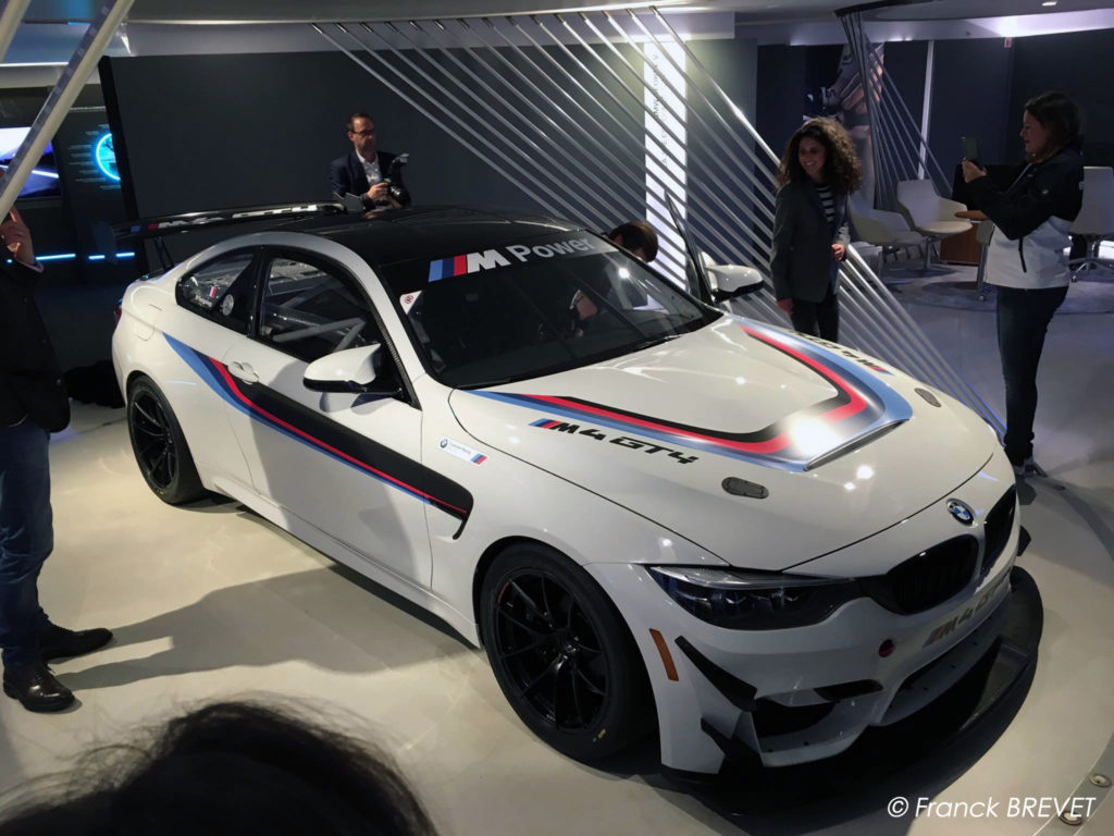 La BMW M4 GT4 exposée au Brand Store BMW à Paris