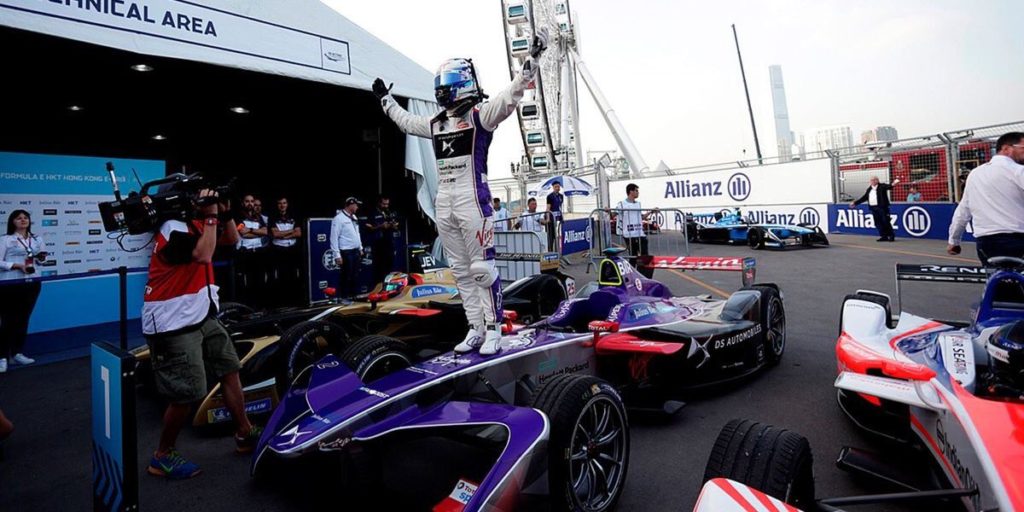 E-Prix de Hong Kong, Course 1 : Bird survole la course