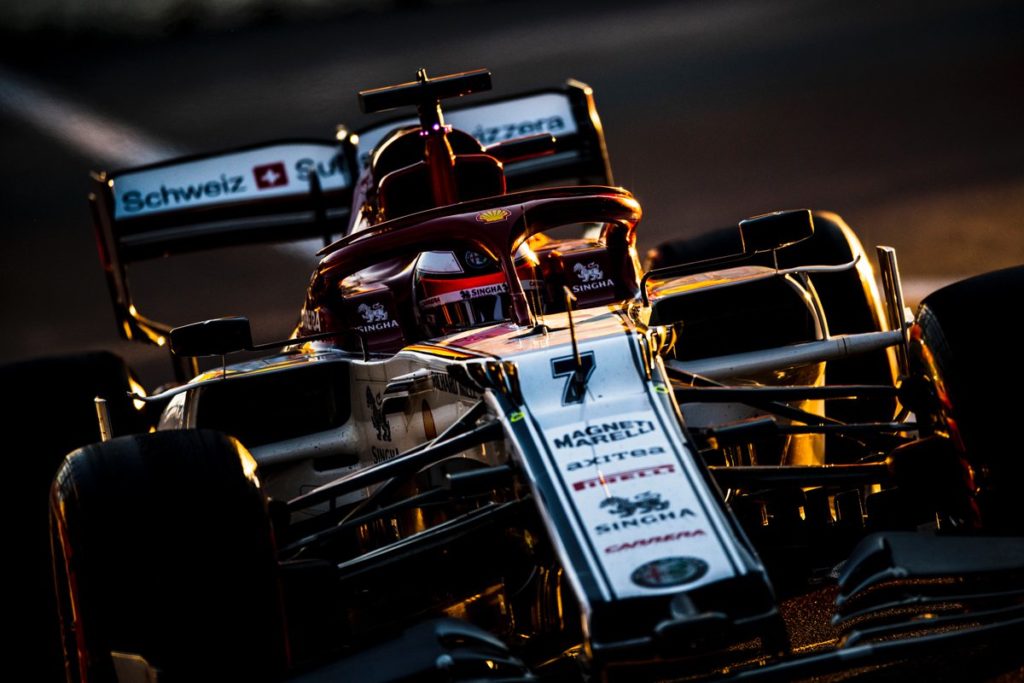 Kimi Räikkönen partira de la voie des stands après sa disqualification