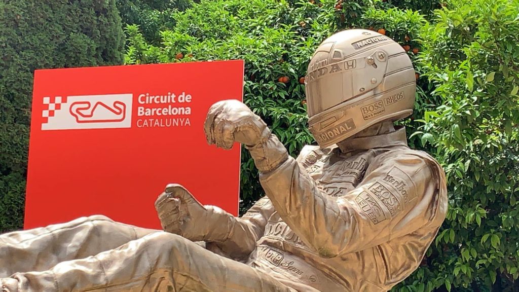 La statue d'Ayrton Senna exposée au Palau Robert à Barcelone