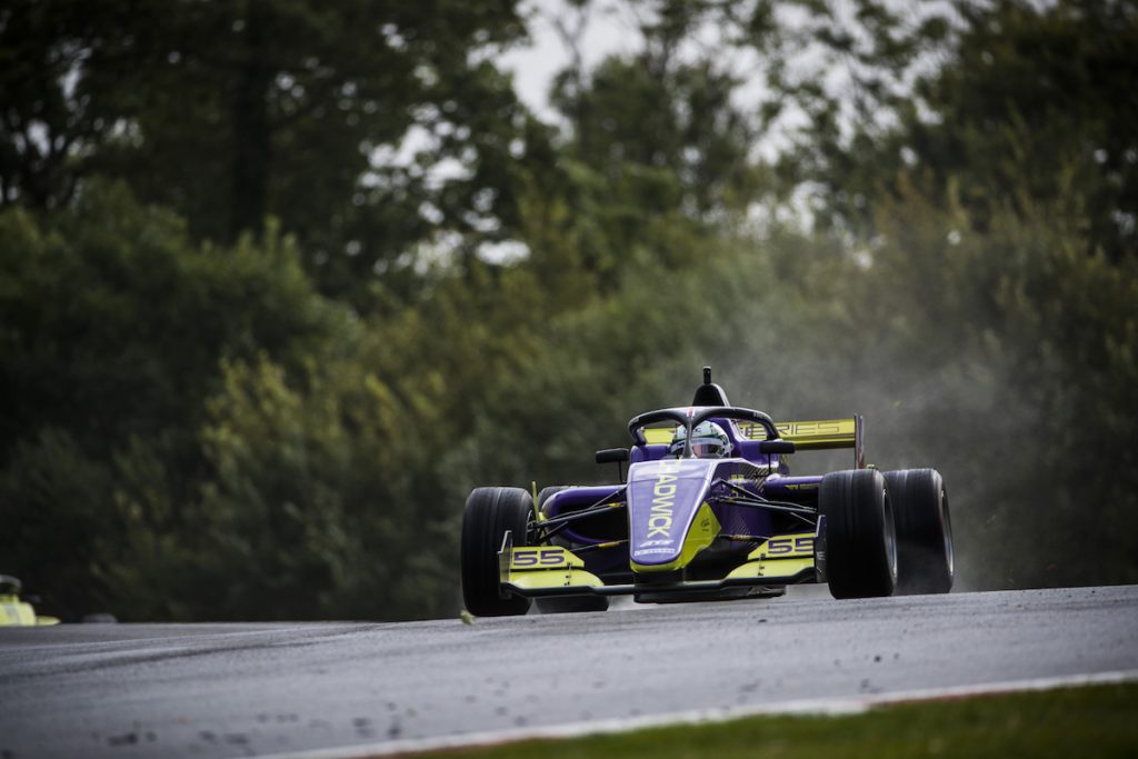 Alice Powell s'impose à Brands Hatch, Jamie Chadwick championne de la W Series