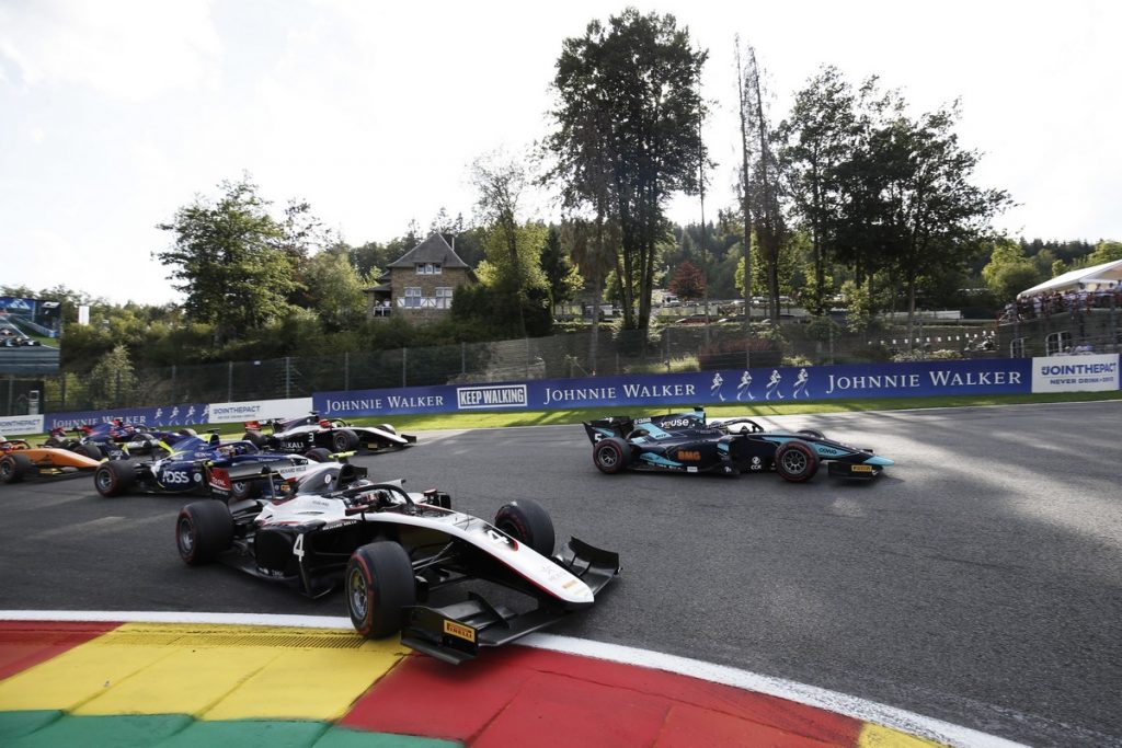 La première course interrompue en FIA F2 en Belgique