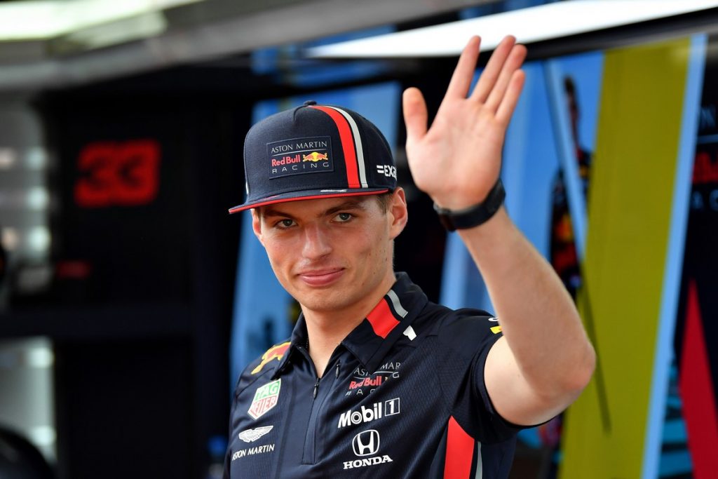 Max Verstappen réagit au départ de Pierre Gasly