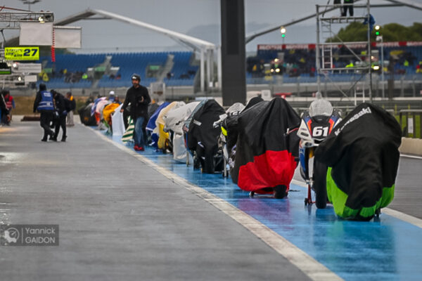 Pluie et drapeau rouge pour le début du Bol d'Or