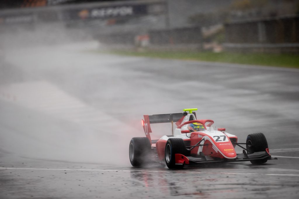 Logan Sargeant finit les essais FIA F3 en tête