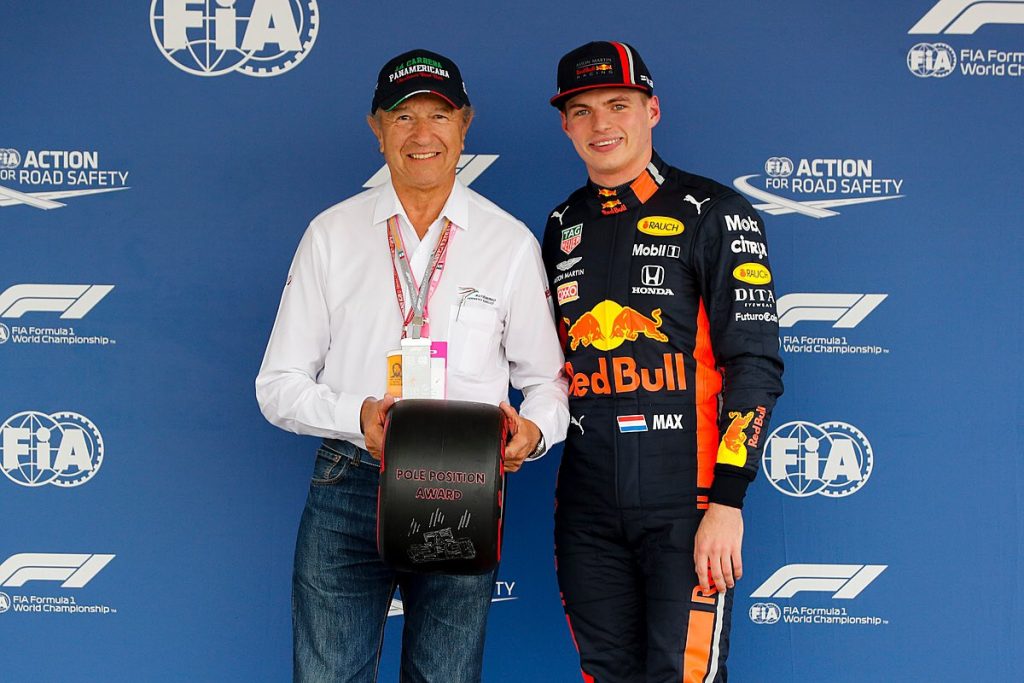 Max Verstappen chez les commissaires après sa pole sous drapeaux jaunes