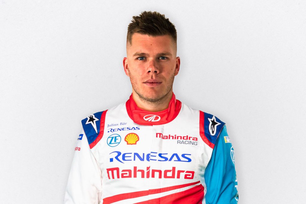 Mahindra signe Rudy van Buren