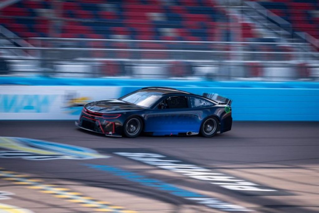 Joey Logano teste la NASCAR Gen7 à Phoenix