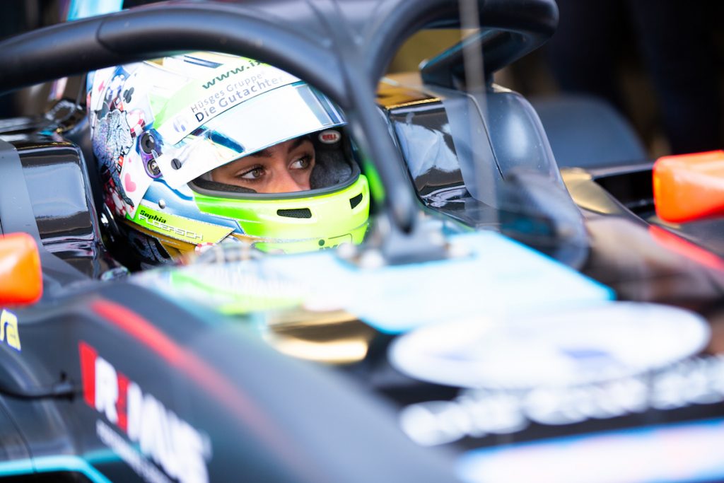 Sophia Floersch défend les femmes en sport automobile