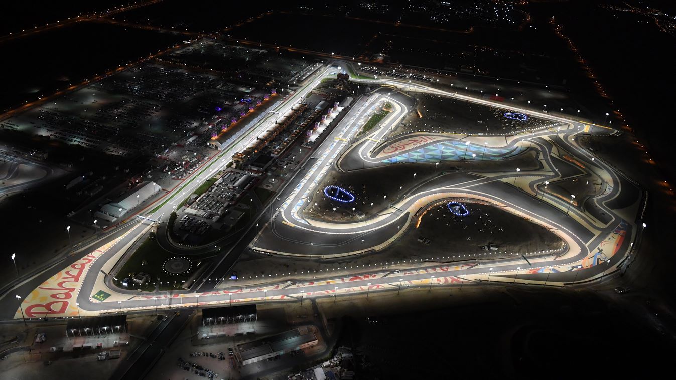 Le Bahrain International Circuit à Sakhir illuminé de nuit