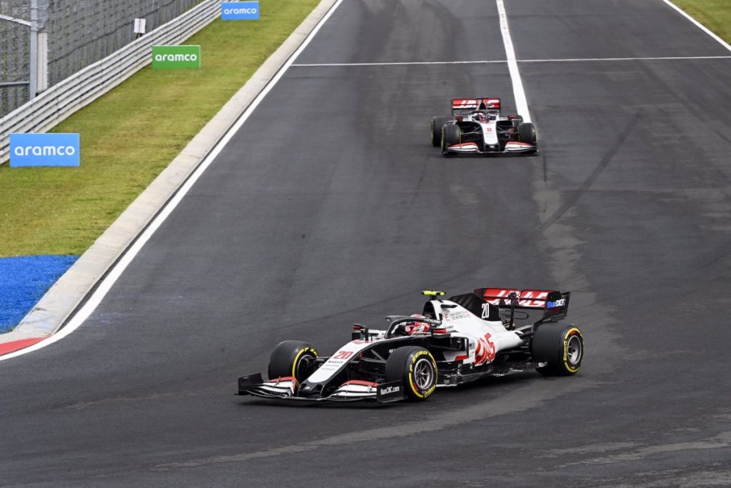 Les deux pilotes Haas, Magnussen et Grosjean, pénalisés