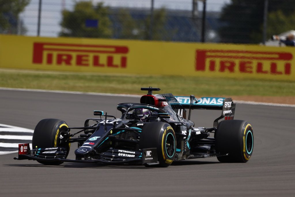 Grand Prix de Grande-Bretagne : Hamilton gagne sur trois roues