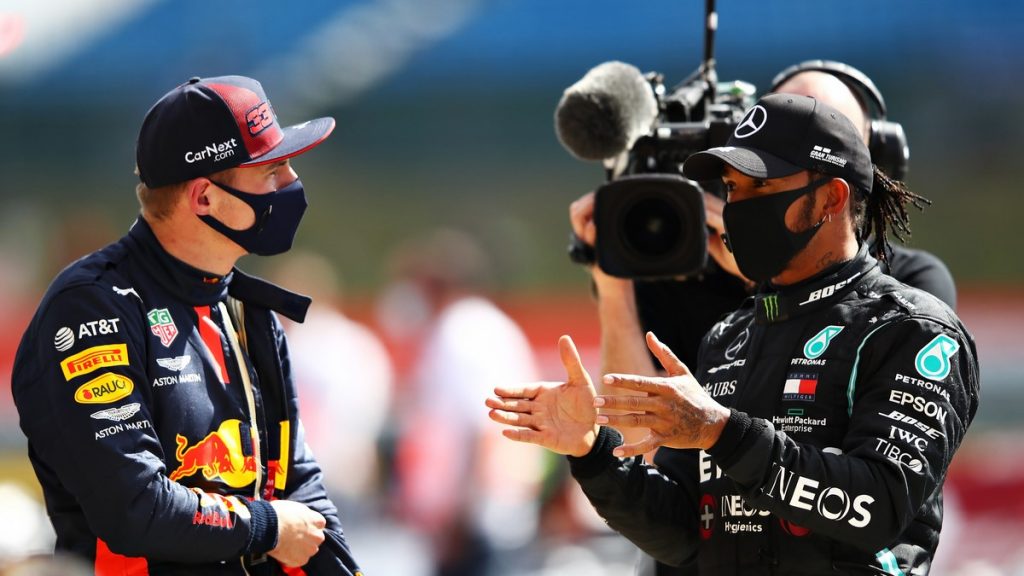 Max Verstappen voit Lewis Hamilton remporter le championnat