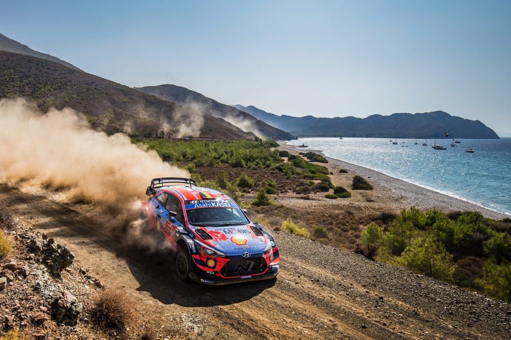 Rallye de Turquie, J2 : Neuville mène, Ogier et Loeb ex æquo