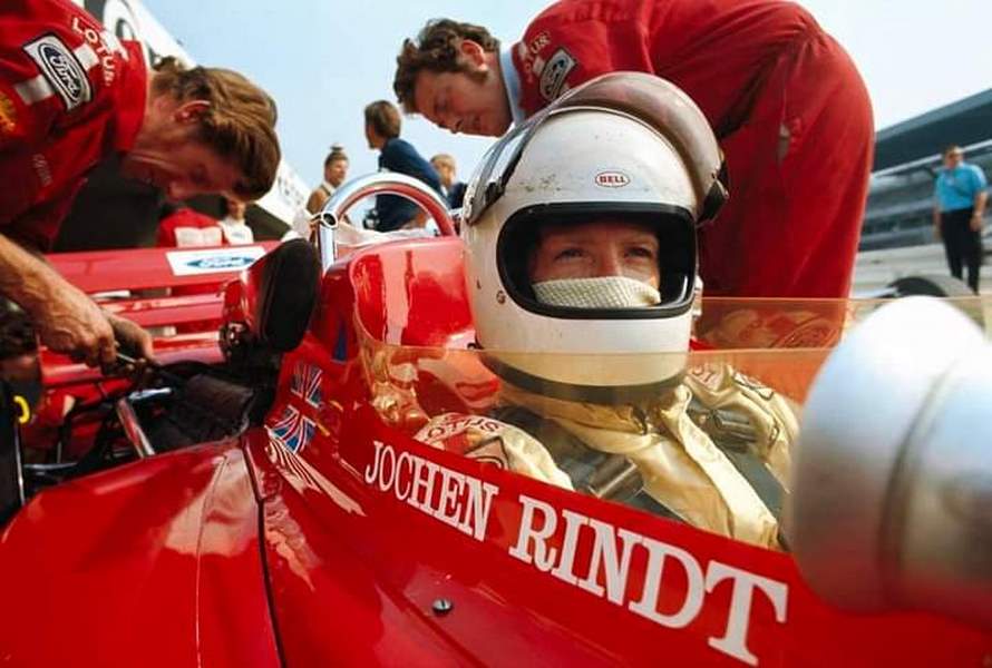Jochen Rindt casqué dans sa Lotus à Monza