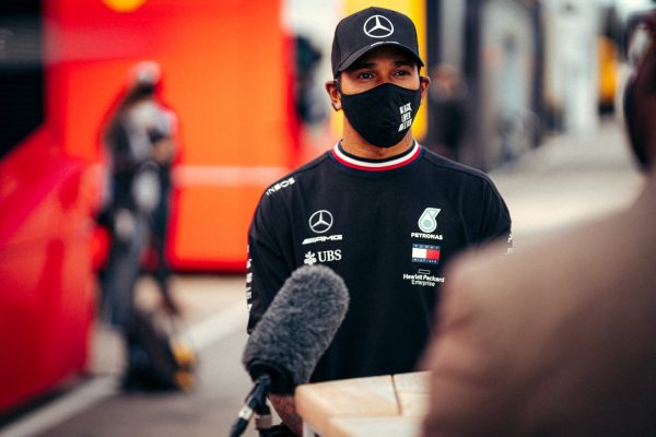Hamilton critique la FIA de nommer Petrov comme commissaire