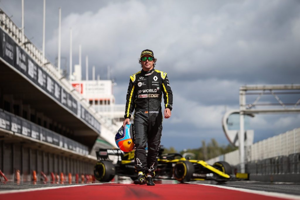 Fernando Alonso a repris le volant de la Renault à Barcelone