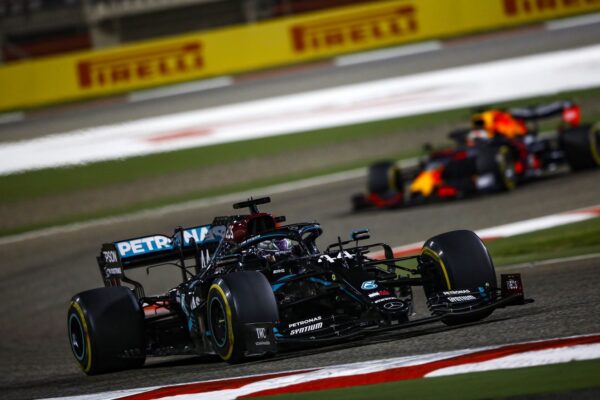 Grand Prix de Bahreïn : Hamilton s'impose, Grosjean miraculé