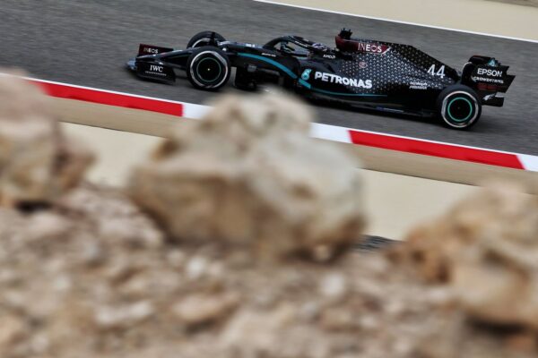 Grand Prix de Bahreïn, EL1 : Hamilton à travers le sable