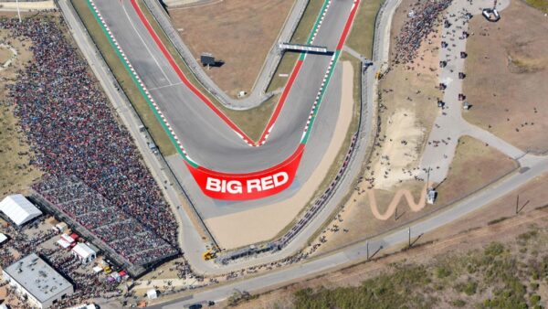 Le virage 1 du COTA baptisé "Big Red" en honneur à son co-fondateur