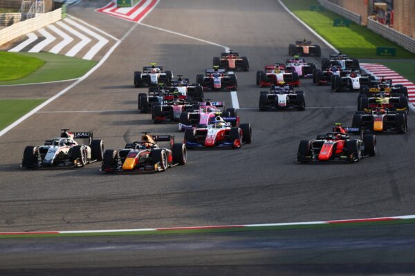 Carlin termine en tête à Sakhir en FIA F2