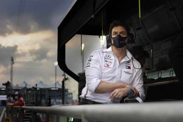 Positif au Covid, Toto Wolff attend la signature d'Hamilton
