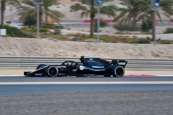Guanyu Zhou et Fernando Alonso en essais avec Renault à Abu Dhabi