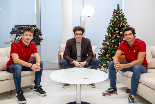 Ferrari dévoile le nom de sa F1 2021, Sainz était à Maranello
