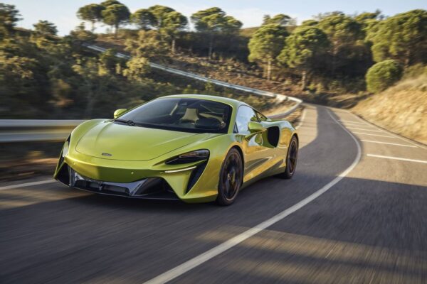 McLaren dévoile sa supercar hybride, la Artura