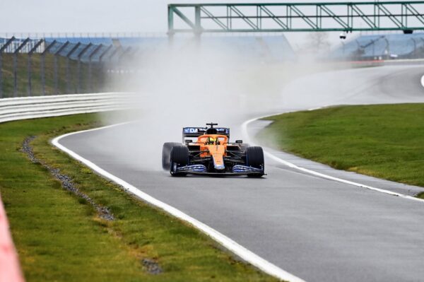 La McLaren MCL35M en piste à Silverstone
