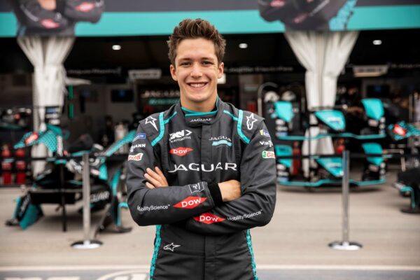 Sacha Fenestraz devient pilote de réserve chez Jaguar Racing