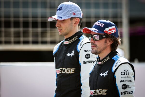 Alonso roulera avec des plaques dans la mâchoire