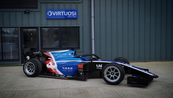 Guanyu Zhou (UNI-Virtuosi) avec une livrée Alpine en FIA F2