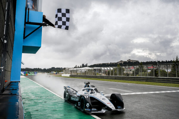 E-Prix de Valence 1 : De Vries vainqueur, hécatombe dans le dernier tour