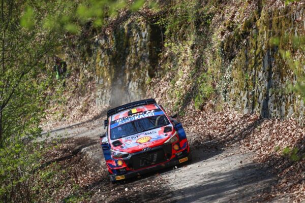 Rallye de Croatie, mi-journée : Neuville devant, Rovanperä Out