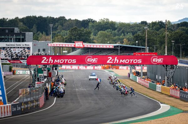 50 équipages au départ des 24 Heures Motos