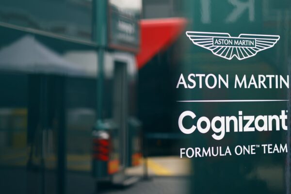 Aston Martin en soutien aux LGBTQ+ avec le logo Racing Pride