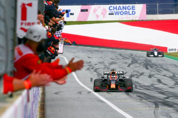 La FIA rappelle à Verstappen que le "burnout" est interdit