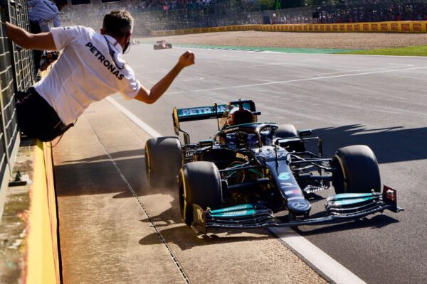 Hamilton pénalisé pour son contact avec Verstappen