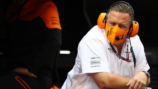 Zak Brown et deux membres McLaren positifs au Covid