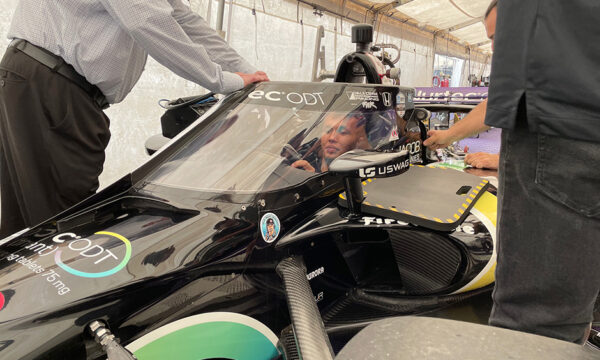 Albon est dans le paddock IndyCar à Indianapolis