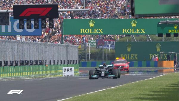 Hamilton explique son choix de ne pas rentrer aux stands
