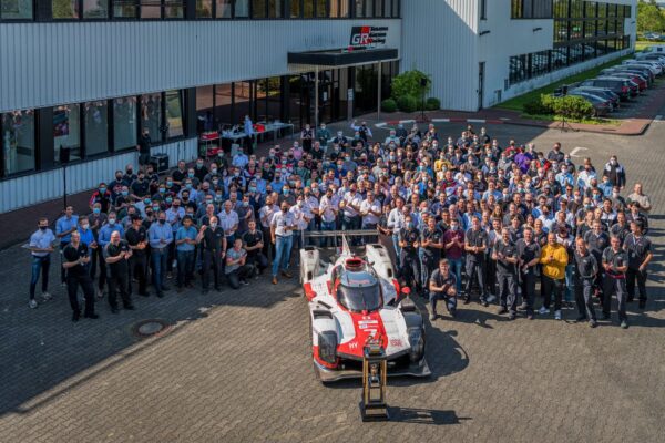 La Toyota n°7 et le trophée des 24 Heures du Mans à Cologne