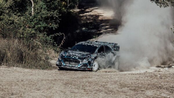 Craig Breen en essai sur terre avec la Ford Puma hybride