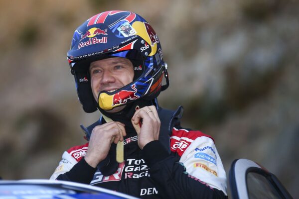 Ogier au départ du Monte-Carlo 2022 avec la Yaris hybride